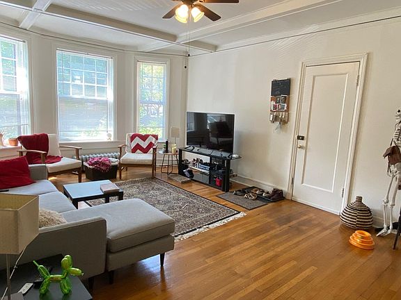 3rd image of 945 W Belle Plaine Ave APT 1R