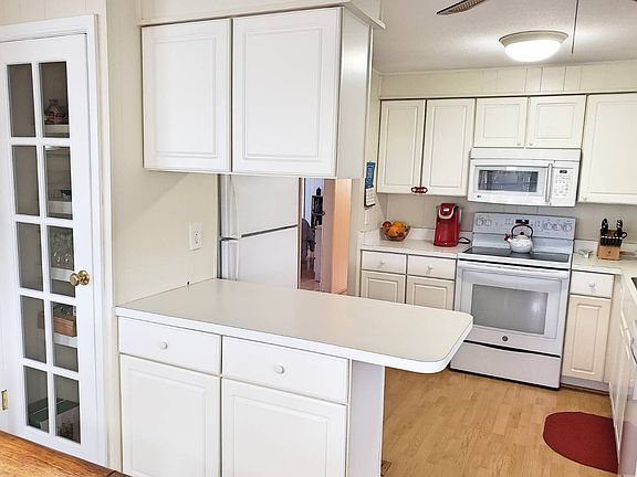 4th image of 909 Montego Ave W