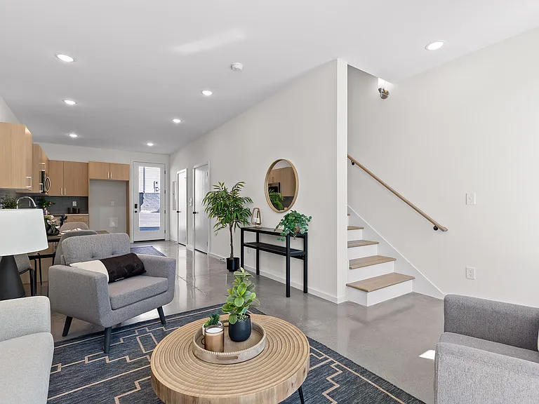 105 E Oldham Ave — Photo 8