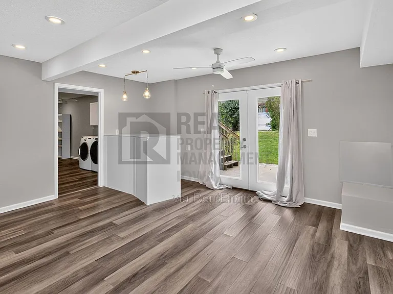 1229 E 18th St — Photo 24