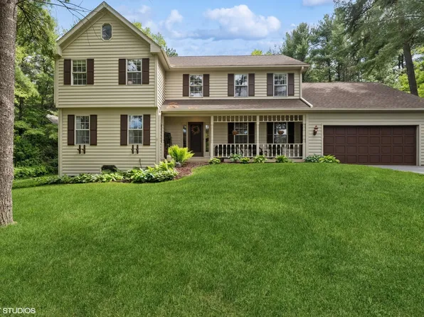 3909 Wyndwood Dr, Crystal Lake, IL 60014