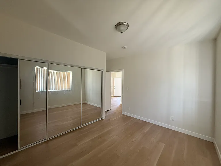 810 W 48th St #810 — Photo 5