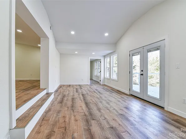 37 Cougar Mountain Rd, Fairview, NC 28730