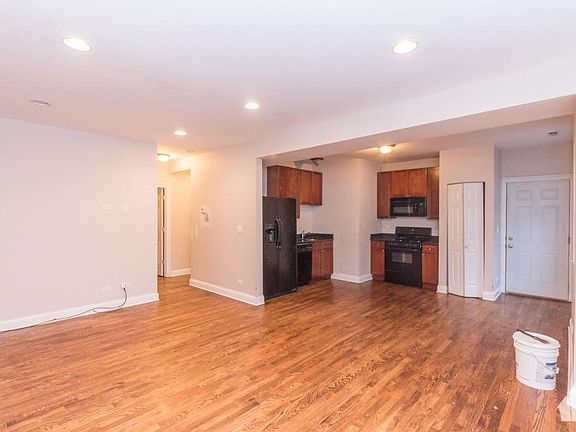 3rd image of 6506 N Claremont Ave
