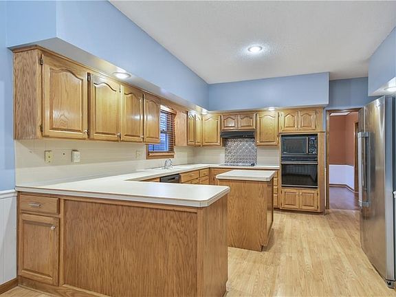 2nd image of 1004 SW Stonecreek Dr
