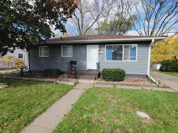 3032 Oak Street Ct, Bettendorf, IA 52722