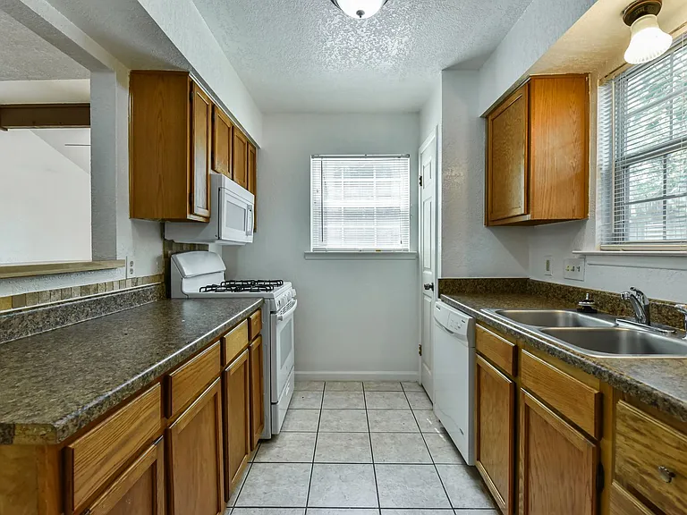 1128 Royal Crest Dr — Photo 14