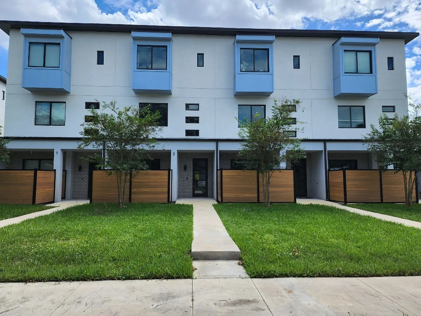 Beautiful 3-Bedroom, 3.5-Bathroom Townhome In Tampa (**Move-In Special/$500 Off 2nd Month**) — Photo 1