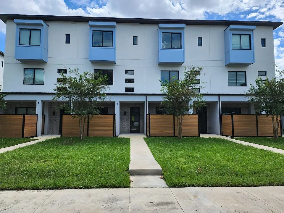 532 W Plaza Pl #2