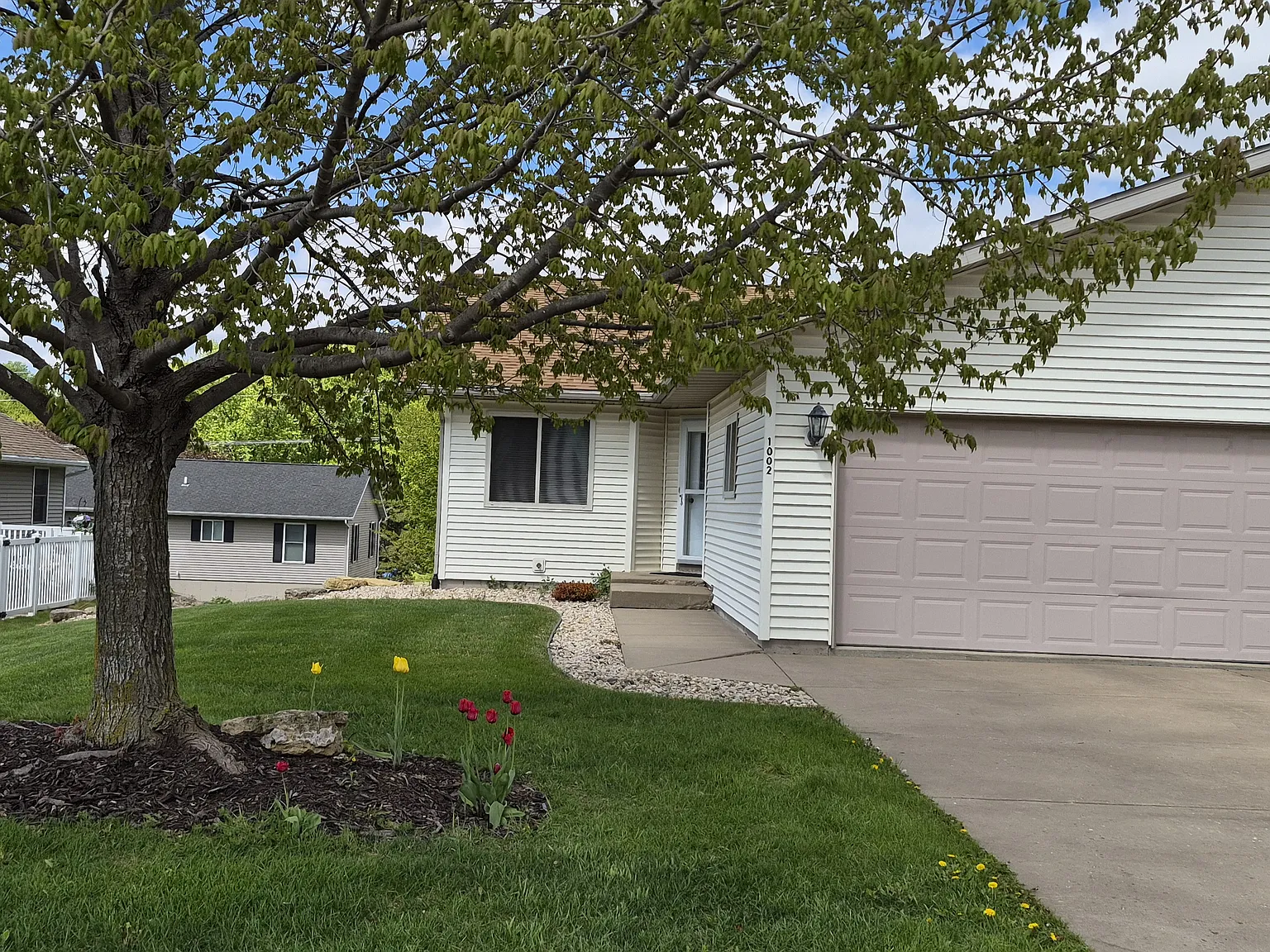 4 bed, 2220 sqft, $1,800 — Photo 2