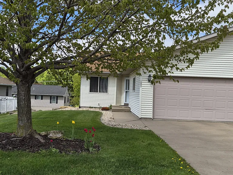 1002 Georgene St — Photo 2