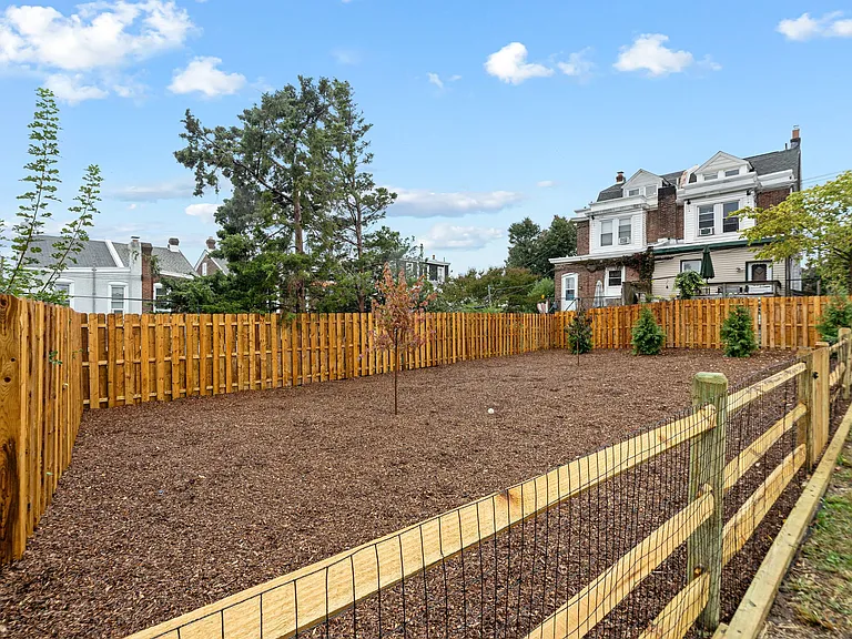 472 Roxborough Ave — Photo 6
