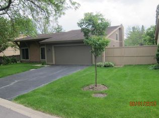 555 Carlsbad Trl, Roselle, IL 60172