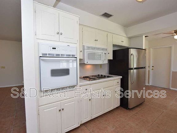 3rd image of 204 Chaucer Ln