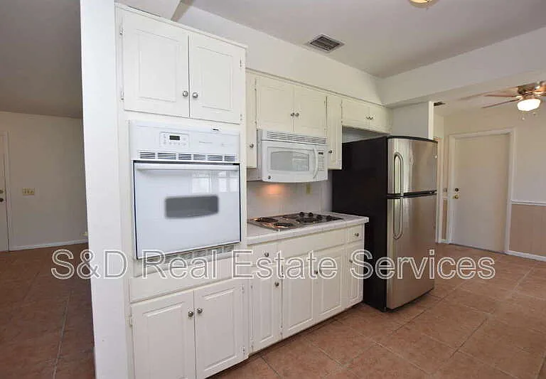204 Chaucer Ln — Photo 3