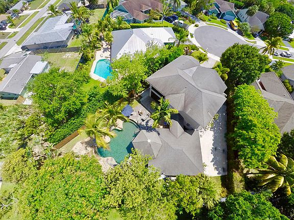 3rd image of 813 Summerwood Dr
