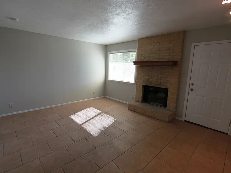 3904 Hudson Bend Rd #D — Photo 8