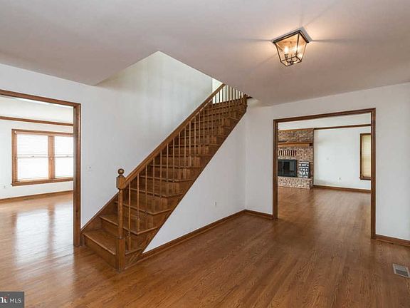 3rd image of 400 Queens Ct