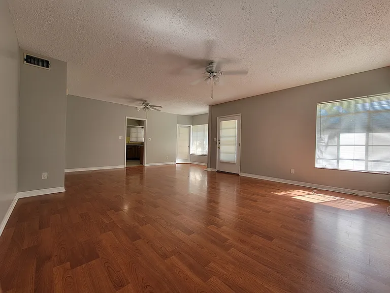 505 12th Ave NE #1 — Photo 4