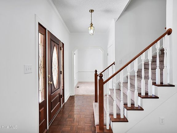 5th image of 4927 Woodcrest Drive