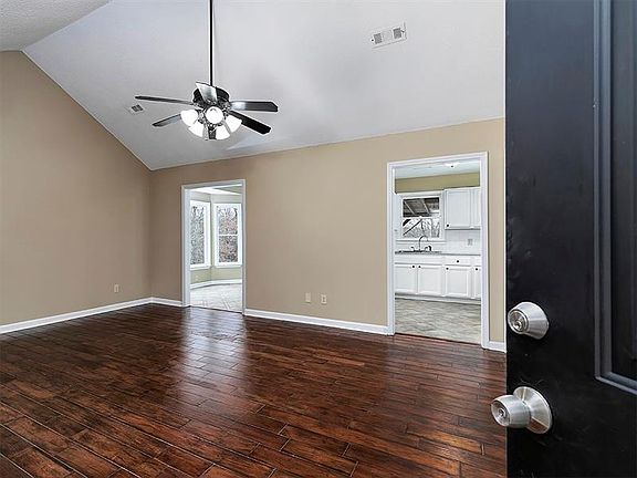 4th image of 18 Oak Hill Way NE