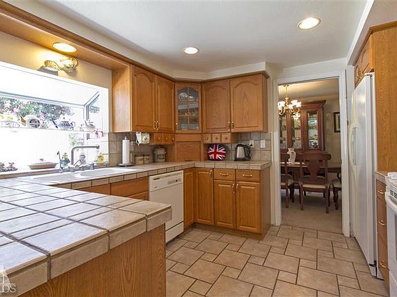 5th image of 380 Larcom St