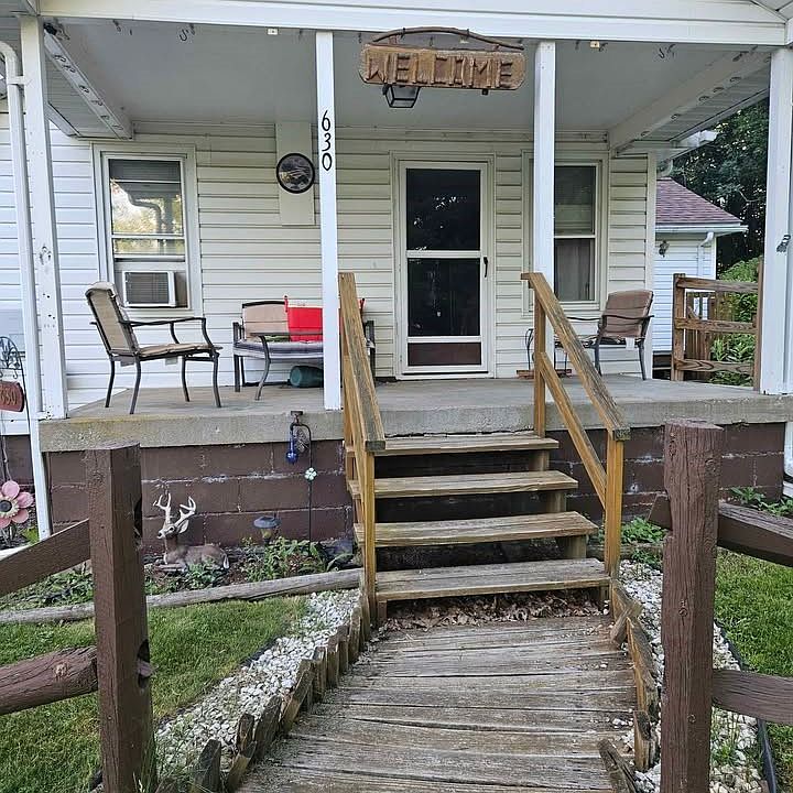 2nd image of 830 Railroad St