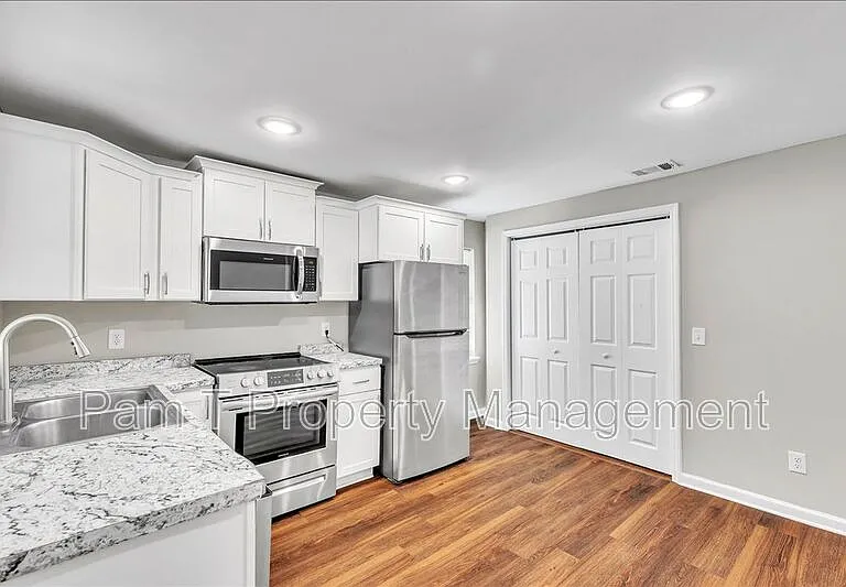 1024 W 39th St — Photo 13