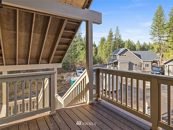 Deck entry. Photo from a similar cabin.