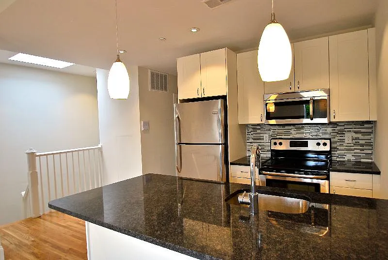 3 bed, 9999 sqft, $3,300 — Photo 3