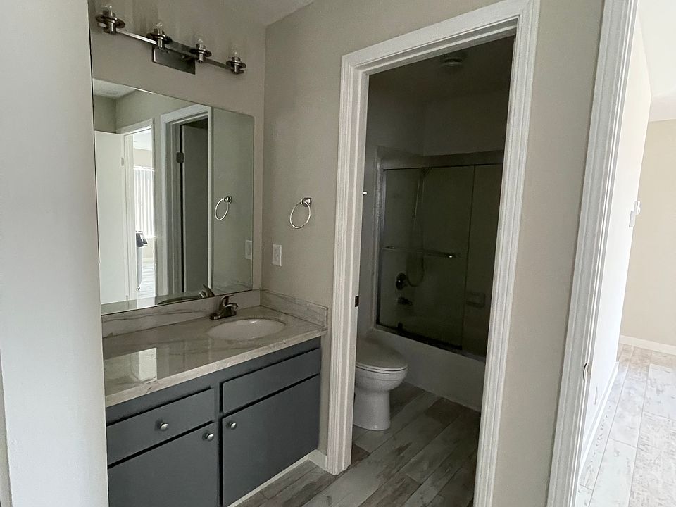 Hotel style vanity and shower / bath