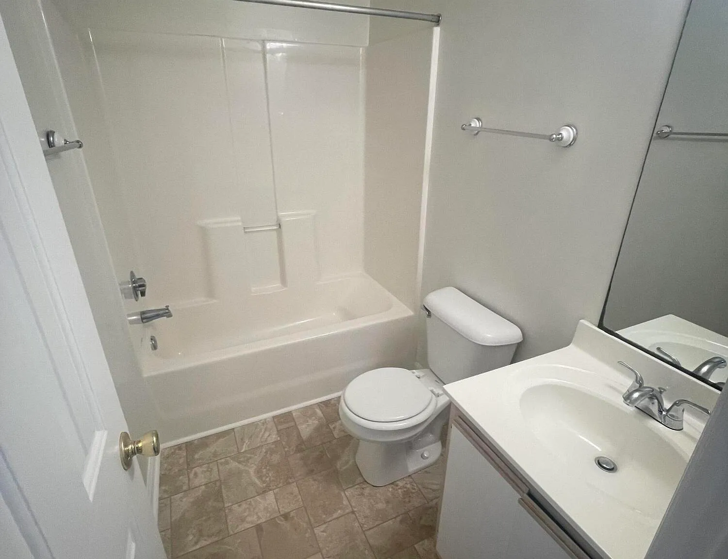 3 bed, 3.0 bath, $1,400 — Photo 3