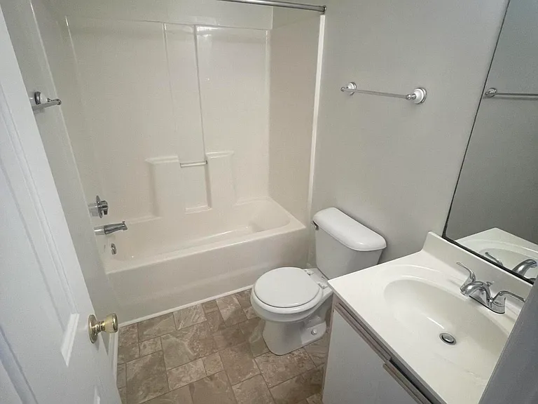 300 Pinegrove Ct — Photo 3