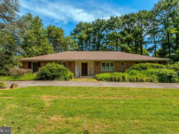 923 Harriman St, Great Falls, VA 22066