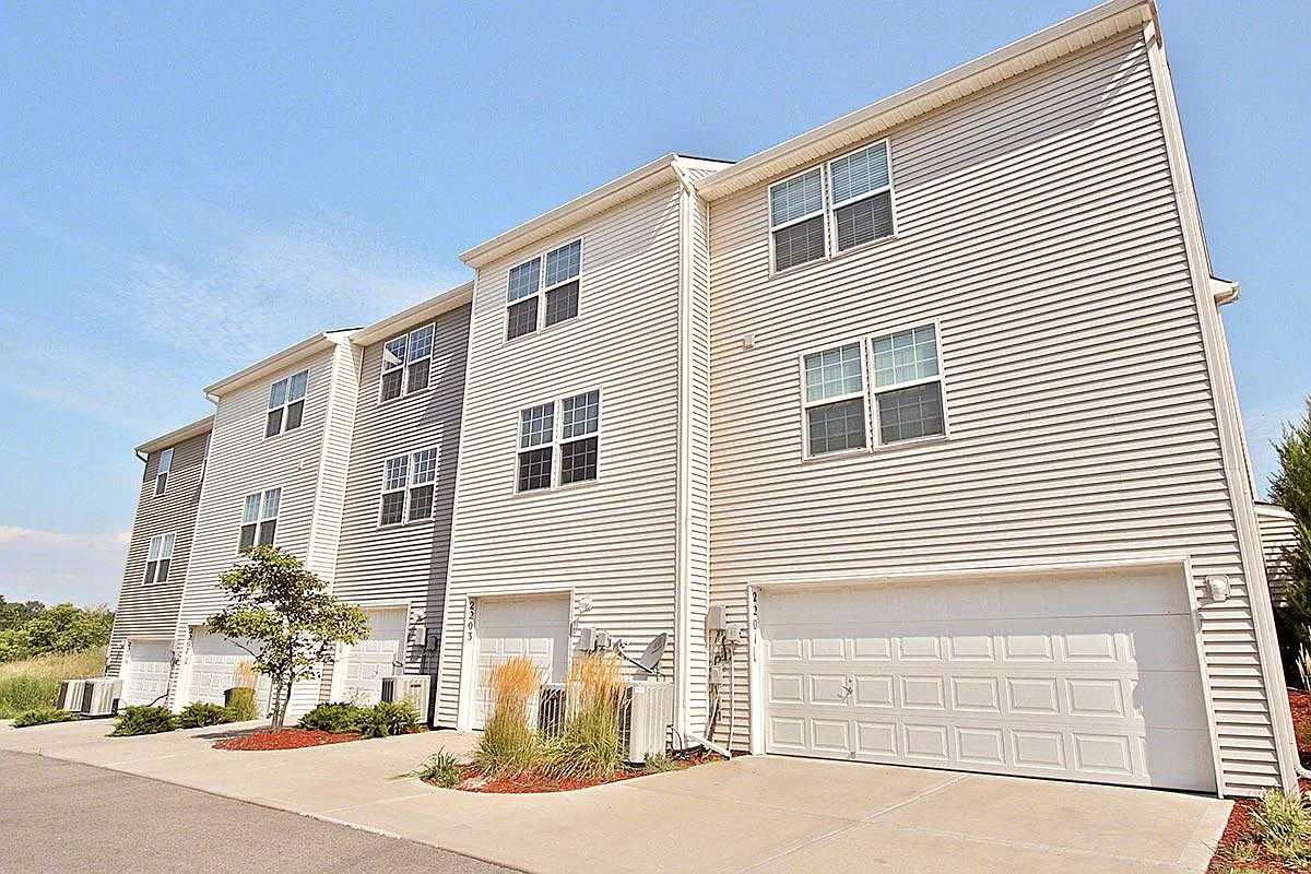Parkway Oaks Townhomes and Duplexes — Photo 3