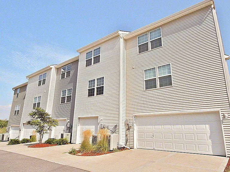 Parkway Oaks Townhomes and Duplexes — Photo 3