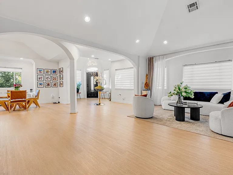 367 S Oak Ave — Photo 5
