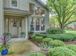 942 Heathrow Ln, Naperville, IL 60540