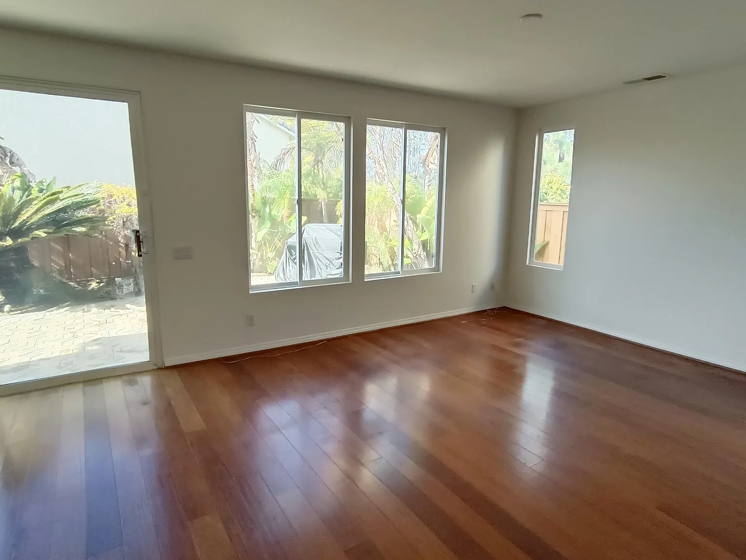 4 bed, 2106 sqft, $5,850 — Photo 3