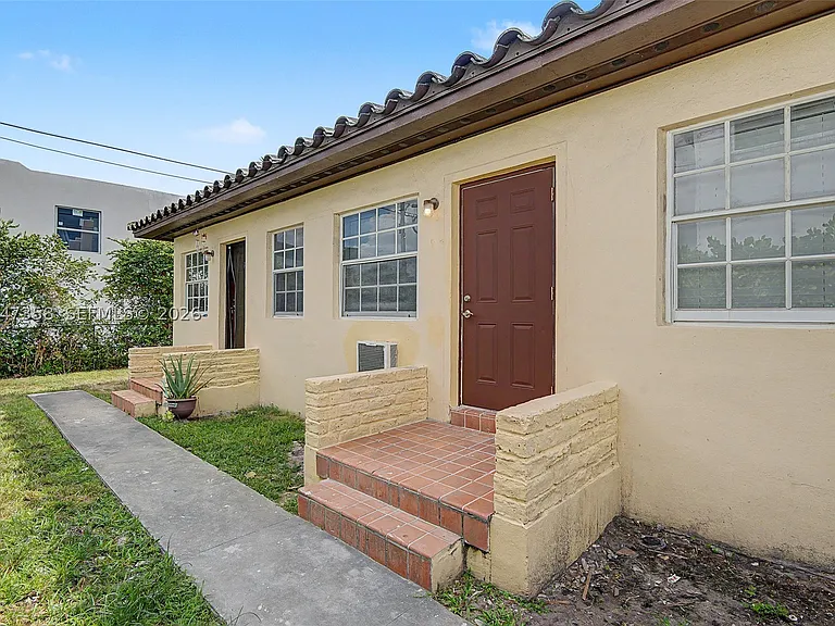 1021 SW 3rd St #6 — Photo 4