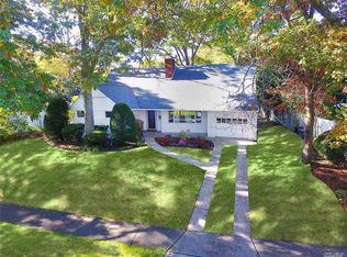 31 Silverbirch Rd, Merrick, NY 11566