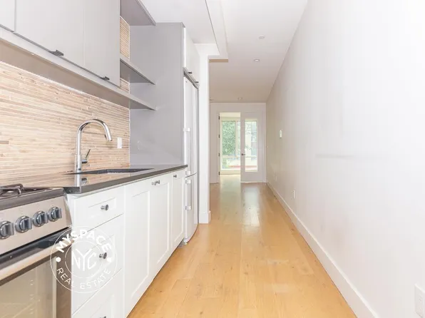 87 Montrose Avenue image 4 of 9