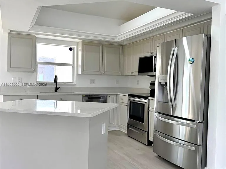 142 SW 34th Pl — Photo 6
