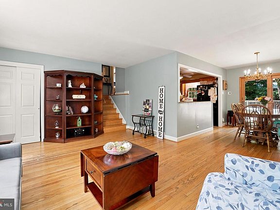 3rd image of 902 Carlin Dr