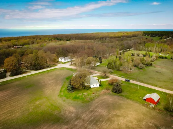 8937 Middle Village Rd, Harbor Springs, MI 49740