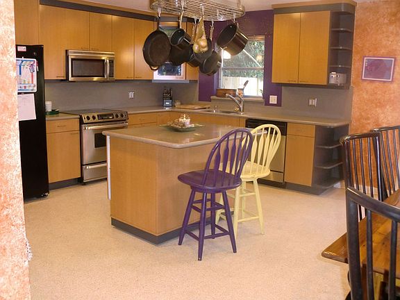 Large eat-in Kitchen