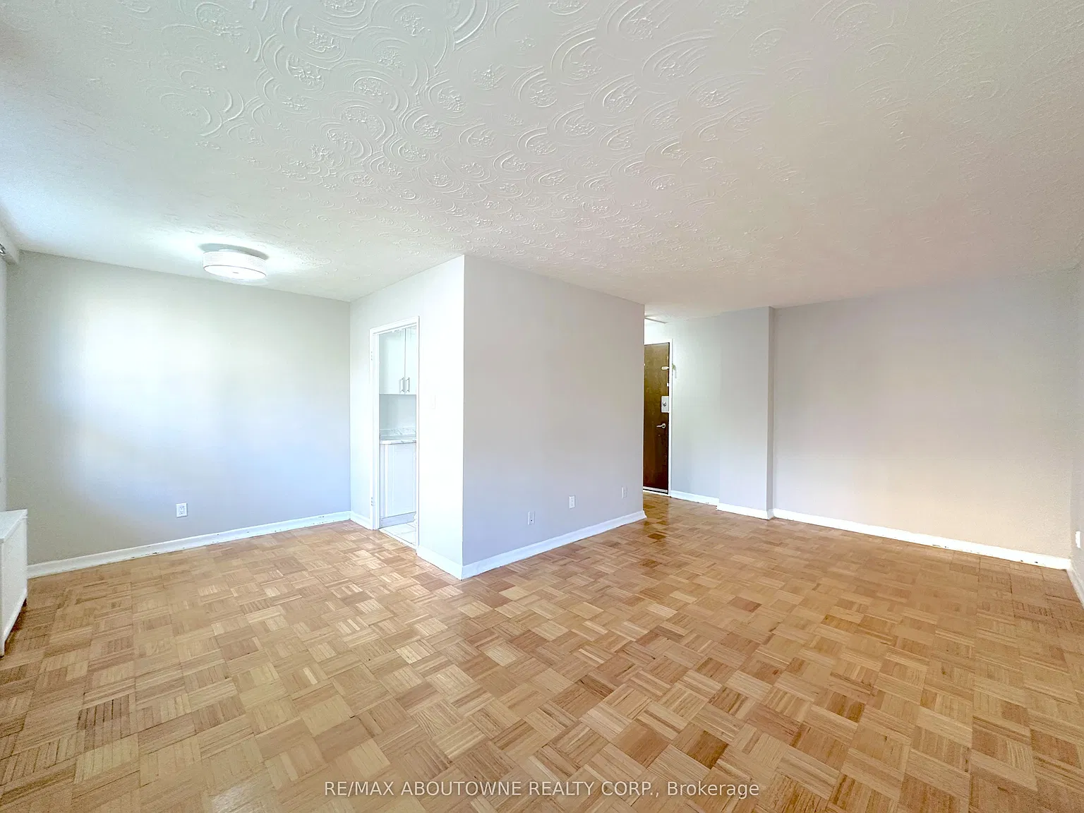 Bel Manor Apartments — Photo 3