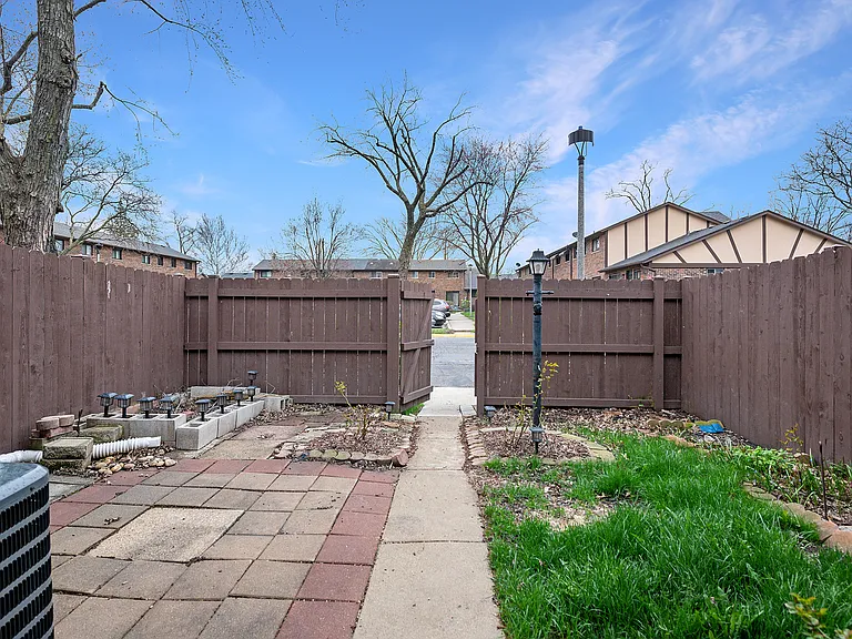 18W269 Kirkland Ln — Photo 22