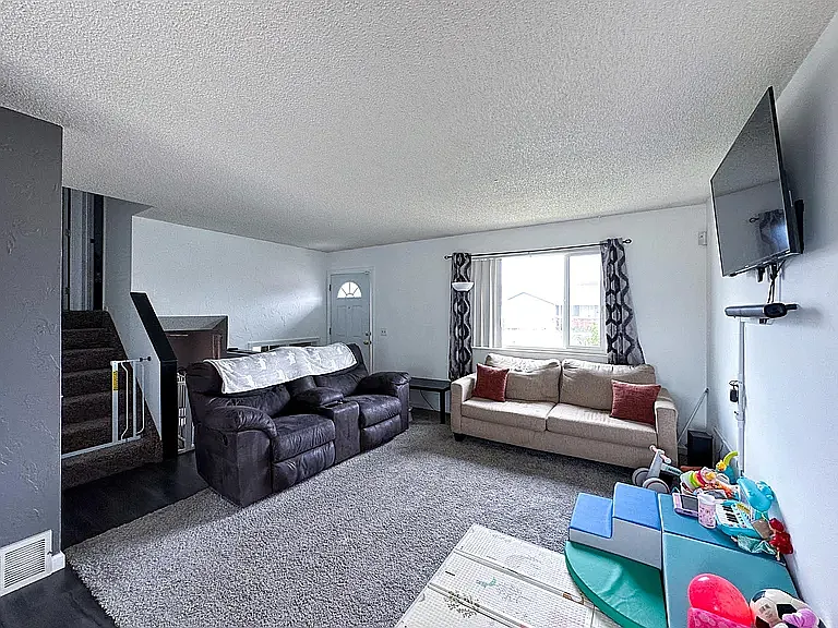 2020 Farnsworth Dr — Photo 2