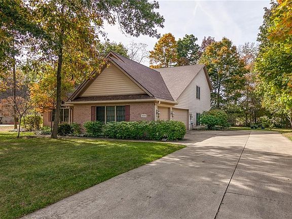 3rd image of 886 Brookwood Dr